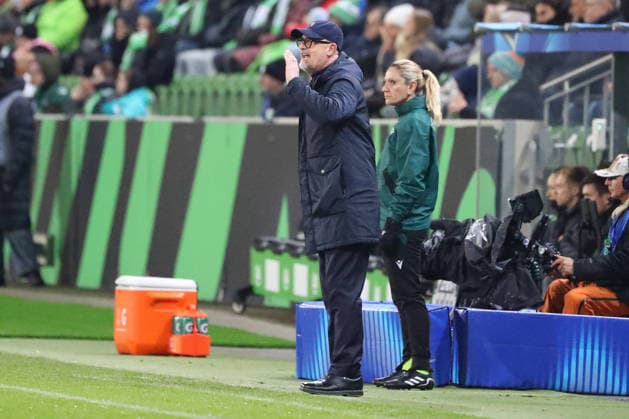 VfL vs. Juventus, CL Frauen Wolfsburg, 12.02.2026, Fußball, Frauen, VfL Wolfsburg vs. Juventus Turin, Champions League, Play-Offs, Saison 2025 2026, Cheftrainer Massimiliano Canzi (Juventus) AOK Stadion Niedersachsen Deutschland