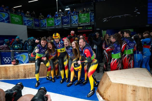 TAUBITZ Julia, WENDL Tobias, ARLT Tobias, LANGENHAN Max, EITBERGER Dajana, MATSCHINA Magdalena (Deutschland) jubeln im Ziel ueber Sieg und Gold Medaille, ITA, Olympische Spiele Milano Cortina 2026, Olympia, Rodeln Teamstaffel, 12.02.2026 ITA, Olympische Spiele Milano Cortina 2026, Olympia, Rodeln Teamstaffel, 12.02.2026 Cortina d Ampezzo *** TAUBITZ Julia, WENDL Tobias, ARLT Tobias, LANGENHAN Max, EITBERGER Dajana, MATSCHINA Magdalena Germany celebrate victory and gold medal at the finish, ITA, Olympic Games Milano Cortina 2026, Olympia, Luge Team Relay, 12 02 2026 ITA, Olympic Games Milano Cortina 2026, Olympia, Luge Team Relay, 12 02 2026 Cortina d Ampezzo Copyright: xEibner-Pressefoto Memmlerx EP_MMR
