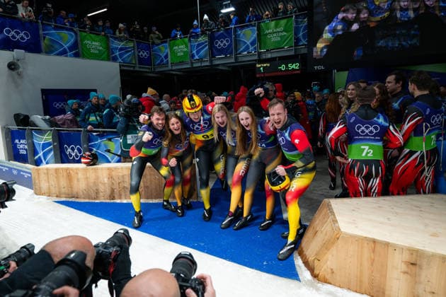TAUBITZ Julia, WENDL Tobias, ARLT Tobias, LANGENHAN Max, EITBERGER Dajana, MATSCHINA Magdalena (Deutschland) jubeln im Ziel ueber Sieg und Gold Medaille, ITA, Olympische Spiele Milano Cortina 2026, Olympia, Rodeln Teamstaffel, 12.02.2026 ITA, Olympische Spiele Milano Cortina 2026, Olympia, Rodeln Teamstaffel, 12.02.2026 Cortina d Ampezzo *** TAUBITZ Julia, WENDL Tobias, ARLT Tobias, LANGENHAN Max, EITBERGER Dajana, MATSCHINA Magdalena Germany celebrate victory and gold medal at the finish, ITA, Olympic Games Milano Cortina 2026, Olympia, Luge Team Relay, 12 02 2026 ITA, Olympic Games Milano Cortina 2026, Olympia, Luge Team Relay, 12 02 2026 Cortina d Ampezzo Copyright: xEibner-Pressefoto Memmlerx EP_MMR