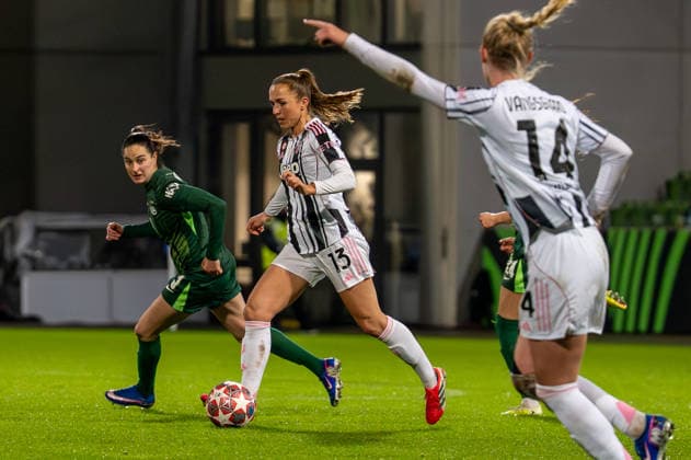 Deutschland, Fussball, UEFA, Womens Champions League, Play-Offs 5-12 2025 2026: VfL Wolfsburg - Juventus Turin am 12.02. in Wolfsburg (AOK-Stadion): Lia Wälti (Juventus Turin 13) Copyright: xSvenxHeidmannx