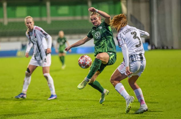 GER, Wolfsburg, VfL Wolfsburg vs Juventus Turin, Women s Champions League, Fussball, UEFA, Spielzeit 2025 2026, AOK Arena, Playoffs, Hinspiel im Bild v.l.: Alexandra Popp (VfL Wolfsburg Frauen 11), Estela Carbonell (Juventus Turin Frauen 3) DFB DFL REGULATIONS PROHIBIT ANY USE OF PHOTOGRAPHS AS IMAGE SEQUENCES AND OR QUASI-VIDEO, 12.02.2026 Copyright: HMBxMedia HendrikxHamelau
