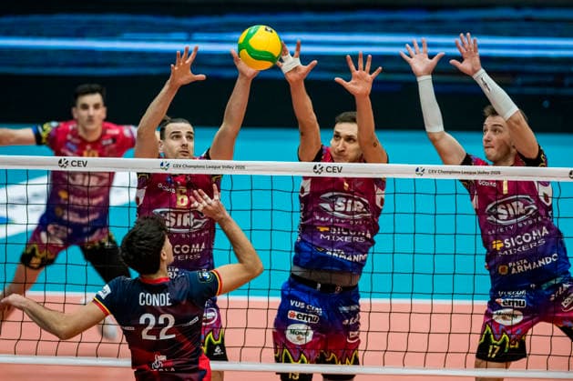 From left vollebyall players of Perugia Simone Giannelli, Roberto Russo, Oleh Plotnyckyj in action during the Men s Volleyball Champions League 5th round Group C match: Lvi Prague vs Perugia in Prague, Czech Republic, February 12, 2026. (CTKxPhoto VitxSimanek) CTKPhotoP2026021210740  CTKPhotoP2026021210740