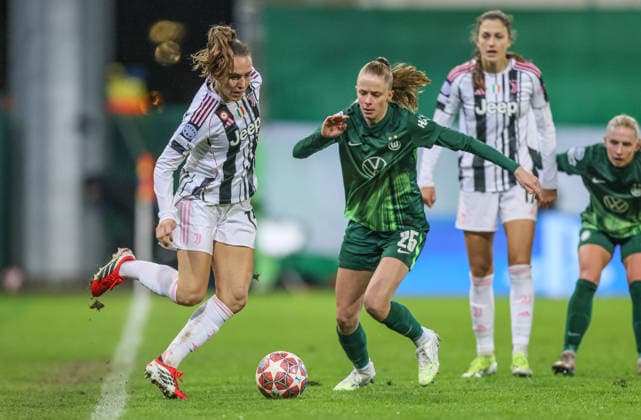 GER, Wolfsburg, VfL Wolfsburg vs Juventus Turin, Women s Champions League, Fussball, UEFA, Spielzeit 2025 2026, AOK Arena, Playoffs, Hinspiel im Bild v.l.: Lia Wälti (Juventus Turin Frauen 13), Vivien Endemann (VfL Wolfsburg Frauen 25) DFB DFL REGULATIONS PROHIBIT ANY USE OF PHOTOGRAPHS AS IMAGE SEQUENCES AND OR QUASI-VIDEO, 12.02.2026 Copyright: HMBxMedia HendrikxHamelau