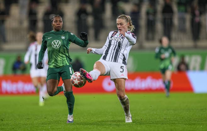 GER, Wolfsburg, VfL Wolfsburg vs Juventus Turin, Women s Champions League, Fussball, UEFA, Spielzeit 2025 2026, AOK Arena, Playoffs, Hinspiel im Bild v.l.: Lineth Beerensteyn (VfL Wolfsburg Frauen 9), Mathilde Harviken (Juventus Turin Frauen 5) DFB DFL REGULATIONS PROHIBIT ANY USE OF PHOTOGRAPHS AS IMAGE SEQUENCES AND OR QUASI-VIDEO, 12.02.2026 Copyright: HMBxMedia HendrikxHamelau
