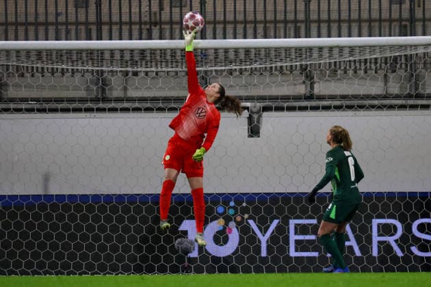 Wolfsburg, Deutschland 12. Februar 2026: UEFA Champions League Frauen - 2025 2026 - 1 8 Finale - VfL Wolfsburg vs. Juventus Turin Im Bild: v.li. Torhüterin Stina Johannes (VfL) hält den Ball und verhindert ein Tor für Juventus Turin Copyright: HMBxMedia MadeleinexFantini