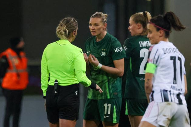 Wolfsburg, Deutschland 12. Februar 2026: UEFA Champions League Frauen - 2025 2026 - 1 8 Finale - VfL Wolfsburg vs. Juventus Turin Im Bild: v.li. Schiedsrichterin Huerta de Aza (Spanien) diskutiert mit Alexandra Popp (VfL) Copyright: HMBxMedia MadeleinexFantini