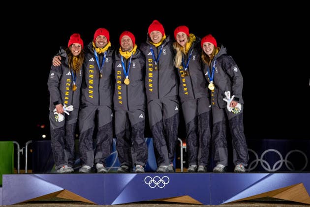TAUBITZ Julia, WENDL Tobias, ARLT Tobias, LANGENHAN Max, EITBERGER Dajana, MATSCHINA Magdalena (Deutschland) jubeln auf dem Podium bei der Siegerehrung ueber Sieg und Gold Medaille, ITA, Olympische Spiele Milano Cortina 2026, Olympia, Rodeln Teamstaffel, 12.02.2026 ITA, Olympische Spiele Milano Cortina 2026, Olympia, Rodeln Teamstaffel, 12.02.2026 Cortina d Ampezzo *** TAUBITZ Julia, WENDL Tobias, ARLT Tobias, LANGENHAN Max, EITBERGER Dajana, MATSCHINA Magdalena Germany cheering on the podium at the award ceremony for victory and gold medal, ITA, Olympic Games Milano Cortina 2026, Olympia, Luge Team Relay, 12 02 2026 ITA, Olympic Games Milano Cortina 2026, Olympia, Luge Team Relay, 12 02 2026 Cortina d Ampezzo Copyright: xEibner-Pressefoto Memmlerx EP_MMR