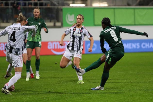 VfL vs. Juventus, CL Frauen Wolfsburg, 12.02.2026, Fußball, Frauen, VfL Wolfsburg vs. Juventus Turin, Champions League, Play-Offs, Saison 2025 2026, Emma Kullberg (Juventus), Abi Brighton (Juventus), Lineth Beerensteyn (VfL Wolfsburg) AOK Stadion Niedersachsen Deutschland