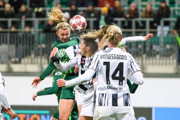 VfL vs. Juventus, CL Frauen Wolfsburg, 12.02.2026, Fußball, Frauen, VfL Wolfsburg vs. Juventus Turin, Champions League, Play-Offs, Saison 2025 2026, Lena Lattwein (VfL Wolfsburg), Mathilde Harviken (Juventus), Amalie Vangsgaard (Juventus) AOK Stadion Niedersachsen Deutschland