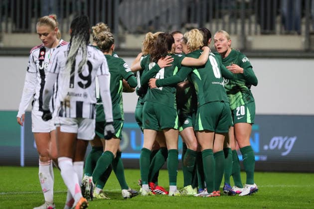VfL vs. Juventus, CL Frauen Wolfsburg, 12.02.2026, Fußball, Frauen, VfL Wolfsburg vs. Juventus Turin, Champions League, Play-Offs, Saison 2025 2026, Sarai Linder (VfL Wolfsburg) jubelt mit der Mannschaft nach ihrem Tor zum 2:2 AOK Stadion Niedersachsen Deutschland