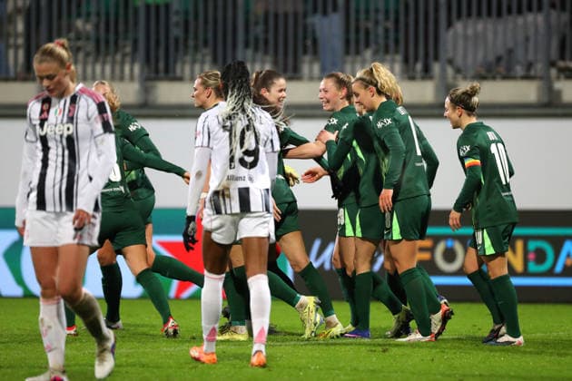 VfL vs. Juventus, CL Frauen Wolfsburg, 12.02.2026, Fußball, Frauen, VfL Wolfsburg vs. Juventus Turin, Champions League, Play-Offs, Saison 2025 2026, Sarai Linder (VfL Wolfsburg) jubelt mit der Mannschaft nach ihrem Tor zum 2:2 AOK Stadion Niedersachsen Deutschland
