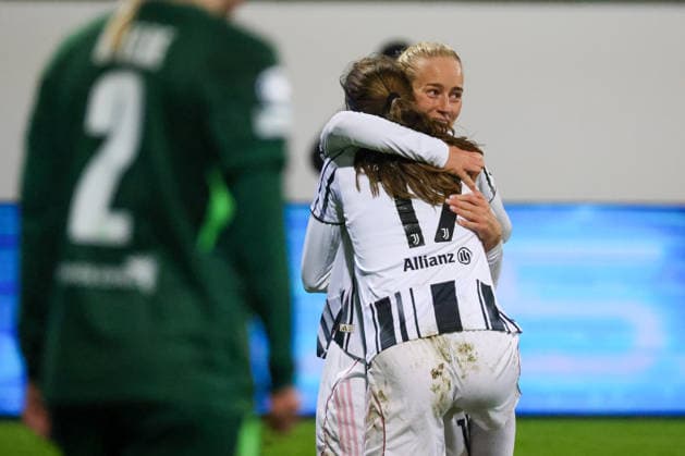 Wolfsburg, Deutschland 12. Februar 2026: UEFA Champions League Frauen - 2025 2026 - 1 8 Finale - VfL Wolfsburg vs. Juventus Turin Im Bild: v.li. die Zweite Torschützin Amalie Vangsgaard (Juventus Turin) macht das Tor zum 2:0 für Juventus Turin und jubelt mit Emma Stolen Godo (Juventus Turin) Copyright: HMBxMedia MadeleinexFantini