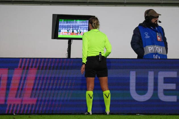 Wolfsburg, Deutschland 12. Februar 2026: UEFA Champions League Frauen - 2025 2026 - 1 8 Finale - VfL Wolfsburg vs. Juventus Turin Im Bild: Schiedsrichterin Alina Pesu (Rumänien) prüft einen möglichen Strafstoß für Wolfsburg, der sich im Folgenden bestätigt Copyright: HMBxMedia MadeleinexFantini