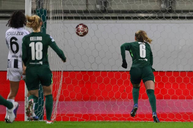 Wolfsburg, Deutschland 12. Februar 2026: UEFA Champions League Frauen - 2025 2026 - 1 8 Finale - VfL Wolfsburg vs. Juventus Turin Im Bild: Torschützin Janina Minge (VfL) verwandelt den Strafstoß und macht das Tor zum 1:2 für Wolfsburg Copyright: HMBxMedia MadeleinexFantini