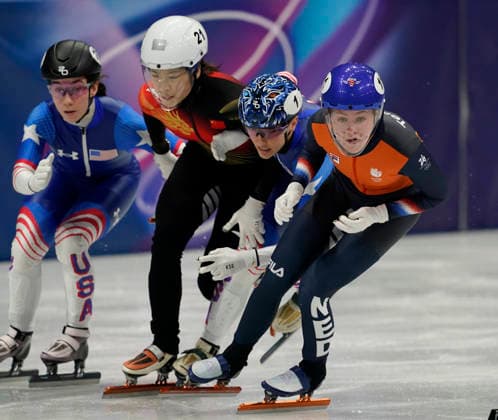 Kristen Santos-griswold, 1, of United States is crowded out by Chutong Zhang, 21, of China during the Women s Short Track Speed skating, Eisschnelllauf 500m Quarter-Finals at the Milano Figure skating, Eiskunstlauf Arena in Milan, Italy on Tuesday, February 12, 2026.  OLY20260212105 RichardxEllis