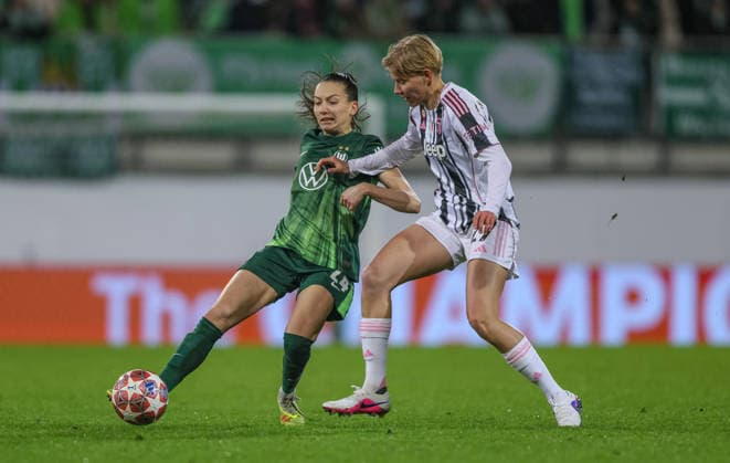 GER, Wolfsburg, VfL Wolfsburg vs Juventus Turin, WomenÂ s Champions League, Fussball, UEFA, Spielzeit 2025 2026, AOK Arena, Playoffs, Hinspiel im Bild v.l.: Joelle Wedemeyer (VfL Wolfsburg Frauen 24), Paulina Krumbiegel (Juventus Turin Frauen 27) DFB DFL REGULATIONS PROHIBIT ANY USE OF PHOTOGRAPHS AS IMAGE SEQUENCES AND OR QUASI-VIDEO, 12.02.2026 Copyright: HMBxMedia HendrikxHamelau