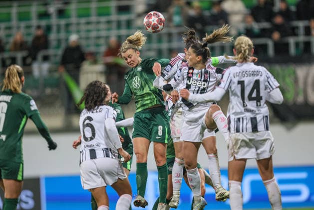 GER, Wolfsburg, VfL Wolfsburg vs Juventus Turin, WomenÂ s Champions League, Fussball, UEFA, Spielzeit 2025 2026, AOK Arena, Playoffs, Hinspiel im Bild v.l.: Lena Lattwein (VfL Wolfsburg Frauen 8), Martina Lenzini (Juventus Turin Frauen 71), Kopfball DFB DFL REGULATIONS PROHIBIT ANY USE OF PHOTOGRAPHS AS IMAGE SEQUENCES AND OR QUASI-VIDEO, 12.02.2026 Copyright: HMBxMedia HendrikxHamelau