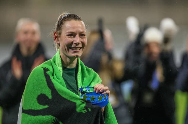 GER, Wolfsburg, VfL Wolfsburg vs Juventus Turin, WomenÂ s Champions League, Fussball, UEFA, Spielzeit 2025 2026, AOK Arena, Playoffs, Hinspiel im Bild: Sarai Linder (VfL Wolfsburg Frauen 39), Player of the match award, Spielerin des Spiels, Freude, Emotionen DFB DFL REGULATIONS PROHIBIT ANY USE OF PHOTOGRAPHS AS IMAGE SEQUENCES AND OR QUASI-VIDEO, 12.02.2026 Copyright: HMBxMedia HendrikxHamelau