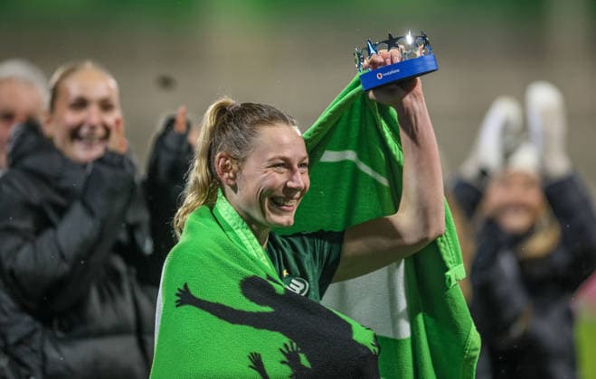 GER, Wolfsburg, VfL Wolfsburg vs Juventus Turin, WomenÂ s Champions League, Fussball, UEFA, Spielzeit 2025 2026, AOK Arena, Playoffs, Hinspiel im Bild: Sarai Linder (VfL Wolfsburg Frauen 39), Player of the match award, Spielerin des Spiels, Freude, Emotionen DFB DFL REGULATIONS PROHIBIT ANY USE OF PHOTOGRAPHS AS IMAGE SEQUENCES AND OR QUASI-VIDEO, 12.02.2026 Copyright: HMBxMedia HendrikxHamelau