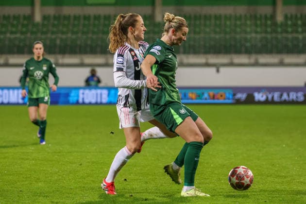 Wolfsburg, Deutschland 12. Februar 2026: UEFA Champions League Frauen - 2025 2026 - 1 8 Finale - VfL Wolfsburg vs. Juventus Turin Im Bild: v.li. im Zweikampf Lia Wälti Waelti (Juventus Turin) und Alexandra Popp (VfL) Copyright: HMBxMedia MadeleinexFantini