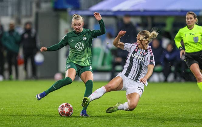 GER, Wolfsburg, VfL Wolfsburg vs Juventus Turin, WomenÂ s Champions League, Fussball, UEFA, Spielzeit 2025 2026, AOK Arena, Playoffs, Hinspiel im Bild v.l.: Ella Peddemors (VfL Wolfsburg Frauen 5), Abi Brighton (Juventus Turin Frauen 33), Zweikampf DFB DFL REGULATIONS PROHIBIT ANY USE OF PHOTOGRAPHS AS IMAGE SEQUENCES AND OR QUASI-VIDEO, 12.02.2026 Copyright: HMBxMedia HendrikxHamelau