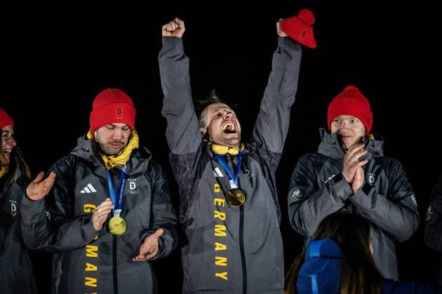 Medaillenzeremonie, Luge Team Relay, Milano Cortina 2026 Olympic Games, Olympische Spiele, Olympia, OS 12-02-2026 *** Medal ceremony, Luge Team Relay, Milano Cortina 2026 Olympic Games 12 02 2026 Copyright: HMBxMedia MarcxNiemeyer