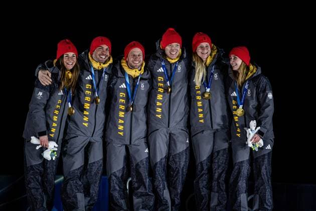 Medaillenzeremonie, Luge Team Relay, Milano Cortina 2026 Olympic Games, Olympische Spiele, Olympia, OS 12-02-2026 *** Medal ceremony, Luge Team Relay, Milano Cortina 2026 Olympic Games 12 02 2026 Copyright: HMBxMedia MarcxNiemeyer