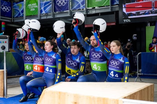 TUNYTSKA Yulianna, HOI Ihor, KACHMAR Nazarii, KACHMAR Nazarii, MANDZIY Andriy, STETSKIV Olena, MOKH Oleksandra (Ukraine) protestieren im Ziel mit gehobenem Helm und Trauerflor Aufkleber, ITA, Olympische Spiele Milano Cortina 2026, Olympia, Rodeln Teamstaffel, 12.02.2026 ITA, Olympische Spiele Milano Cortina 2026, Olympia, Rodeln Teamstaffel, 12.02.2026 Cortina d Ampezzo *** TUNYTSKA Yulianna, HOI Ihor, KACHMAR Nazarii, KACHMAR Nazarii, MANDZIY Andriy, STETSKIV Olena, MOKH Oleksandra Ukraine protest at the finish line with raised helmet and mourning pile stickers, ITA, Olympic Games Milano Cortina 2026, Olympics, Luge Team Relay, 12 02 2026 ITA, Olympic Games Milano Cortina 2026, Olympics, Luge Team Relay, 12 02 2026 Cortina d Ampezzo Copyright: xEibner-Pressefoto Memmlerx EP_MMR