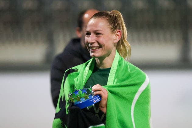Wolfsburg, Deutschland 12. Februar 2026: UEFA Champions League Frauen - 2025 2026 - 1 8 Finale - VfL Wolfsburg vs. Juventus Turin Im Bild: Sarai Linder (VfL) zur Spielerin des Spiels mit einem Champions League Pokal gekürt Copyright: HMBxMedia MadeleinexFantini