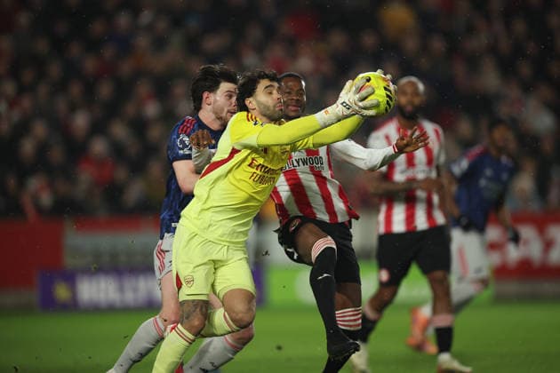Brentford v Arsenal, Premier League Brentford Football Club Forward Dango Ouattara (19) battles for the ball with Arsenal Goalkeeper David Raya (1) during the Premier League match between Brentford and Arsenal at the Gtech Community Stadium, Brentford, UK on 12 February 2026. Brentford Gtech Community Stadium Greater London UK Editorial use only DataCo restrictions apply See www.football-dataco.com , Copyright: xChrisxFoxwellx PSI-23737-0017
