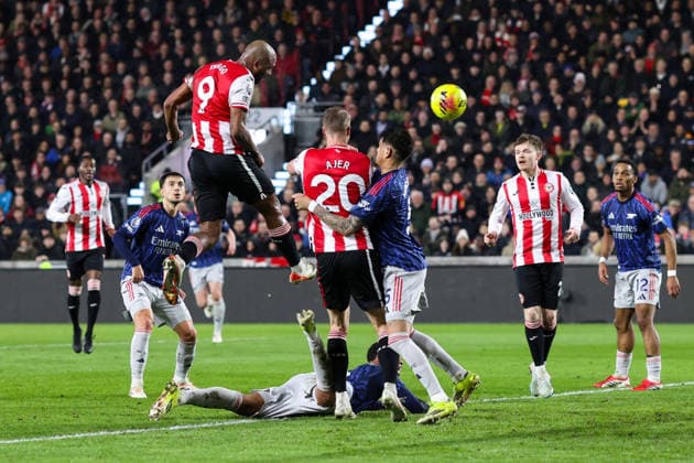 Brentford v Arsenal 12 February 2026, London - Premier League Football - Brentford v Arsenal - Igor Thiago of Brentford heads the ball - Photo: Charlotte Wilson Offside. London UK Copyright: xCharlottexWilsonx xOffsidexOffside
