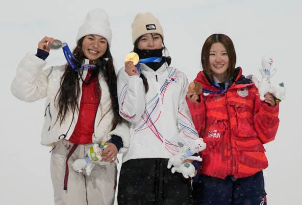 Gold medalist Gaon Choi of South Korea (C), silver medalist Chloe Kim of the United States (L) and bronze medalist Mitsuki Ono of Japan pose with their medals after the Women s Snowboard Halfpipe finals at the Milano Cortina 2026 Winter Olympic Games, Olympische Spiele, Olympia, OS in Livigno, Italy, on Thursday, February 12, 2026.  OLY20260212852 BOBxSTRONG