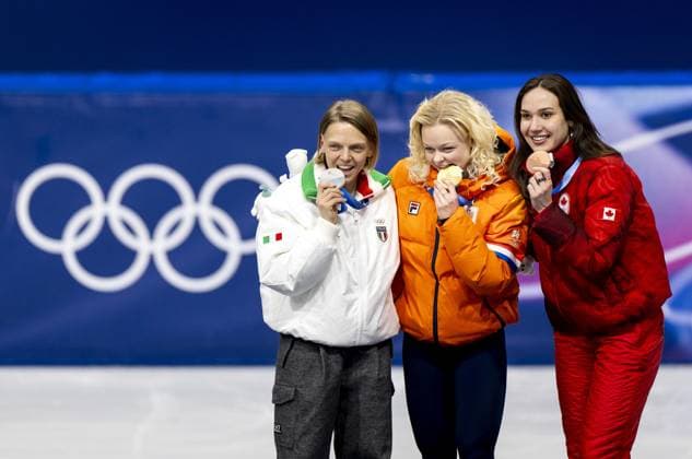 MILAN Arianna Fontana of Italy, Xandra Velzeboer, and Courtney Sarault of Canada during the medal ceremony for the 500 meters in short track Speed skating, Eisschnelllauf at the Milan Ice Skating Area at the Milan Winter Olympics. SEM VAN DER WAL ANP xVIxANPxSportx xxANPxIVx 550493919 originalFilename: 550493919.jpg