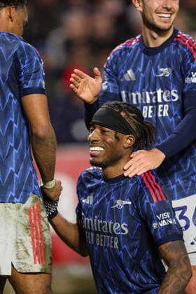 Brentford v Arsenal 12 February 2026, London - Premier League Football - Brentford v Arsenal - Noni Madueke of Arsenal celebrates their first goal with his team mates - Photo: Charlotte Wilson Offside. London UK Copyright: xCharlottexWilsonx xOffsidexOffside