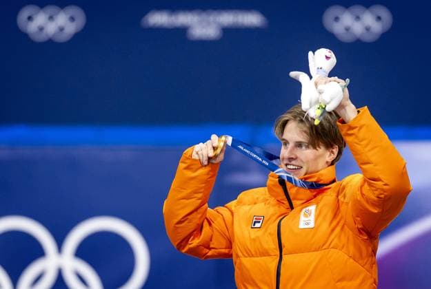 MILAN - Jens van t Wout during the medal ceremony for the 1000 meters in short track Speed skating, Eisschnelllauf at the Milan Ice Skating Area at the Milan Winter Olympics. SEM VAN DER WAL ANP xVIxANPxSportx xxANPxIVx 550494397 originalFilename: 550494397.jpg