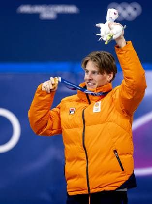 MILAN - Jens van t Wout during the medal ceremony for the 1000 meters in short track Speed skating, Eisschnelllauf at the Milan Ice Skating Area at the Milan Winter Olympics. SEM VAN DER WAL ANP xVIxANPxSportx xxANPxIVx 550494406 originalFilename: 550494406.jpg