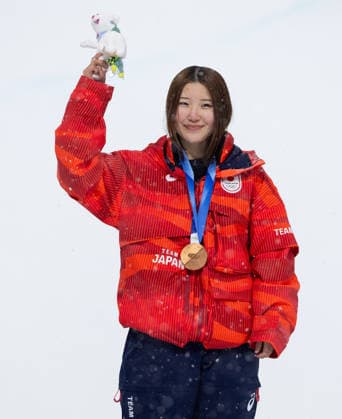 OLYMPICS - Winter Olympic Games, Olympische Spiele, Olympia, OS Milano Cortina 2026 LIVIGNO,ITALY,12.FEB.26 - OLYMPICS, SNOWBOARD - Winter Olympic Games Milano Cortina 2026, Snowboard Halfpipe, women, final, medal ceremony. Image shows Mitsuki Ono (JPN). Keywords: medal and mascot.  GEPAxpictures xHaraldxSteiner