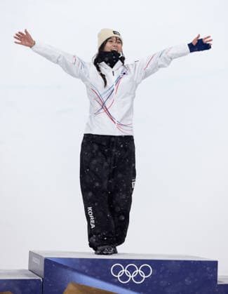 OLYMPICS - Winter Olympic Games, Olympische Spiele, Olympia, OS Milano Cortina 2026 LIVIGNO,ITALY,12.FEB.26 - OLYMPICS, SNOWBOARD - Winter Olympic Games Milano Cortina 2026, Snowboard Halfpipe, women, final, medal ceremony. Image shows the rejoicing of Gaon Choi (KOR).  GEPAxpictures xHaraldxSteiner