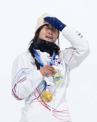 OLYMPICS - Winter Olympic Games, Olympische Spiele, Olympia, OS Milano Cortina 2026 LIVIGNO,ITALY,12.FEB.26 - OLYMPICS, SNOWBOARD - Winter Olympic Games Milano Cortina 2026, Snowboard Halfpipe, women, final, medal ceremony. Image shows Gaon Choi (KOR). Keywords: medal and mascot.  GEPAxpictures xHaraldxSteiner