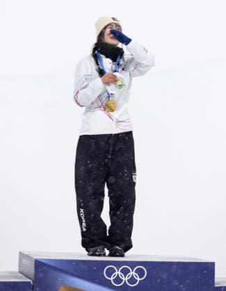 OLYMPICS - Winter Olympic Games, Olympische Spiele, Olympia, OS Milano Cortina 2026 LIVIGNO,ITALY,12.FEB.26 - OLYMPICS, SNOWBOARD - Winter Olympic Games Milano Cortina 2026, Snowboard Halfpipe, women, final, medal ceremony. Image shows Gaon Choi (KOR). Keywords: medal and mascot.  GEPAxpictures xHaraldxSteiner