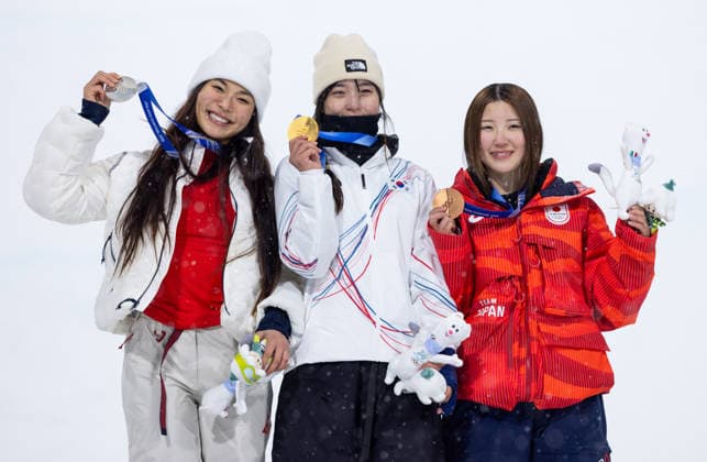 OLYMPICS - Winter Olympic Games, Olympische Spiele, Olympia, OS Milano Cortina 2026 LIVIGNO,ITALY,12.FEB.26 - OLYMPICS, SNOWBOARD - Winter Olympic Games Milano Cortina 2026, Snowboard Halfpipe, women, final, medal ceremony. Image shows Chloe Kim (USA), Gaon Choi (KOR) and Mitsuki Ono (JPN). Keywords: medals and mascot.  GEPAxpictures xHaraldxSteiner