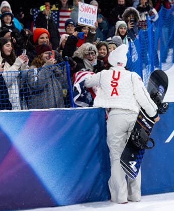 OLYMPICS - Winter Olympic Games, Olympische Spiele, Olympia, OS Milano Cortina 2026 LIVIGNO,ITALY,12.FEB.26 - OLYMPICS, SNOWBOARD - Winter Olympic Games Milano Cortina 2026, Snowboard Halfpipe, women, final, medal ceremony. Image shows Chloe Kim (USA) and fans.  GEPAxpictures xHaraldxSteiner