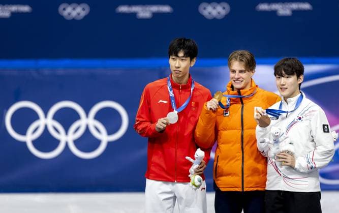 MILAN Long Sun of China, Jens van t Wout, and Jongun Rim of South Korea during the medal ceremony for the 1000 meters in short track Speed skating, Eisschnelllauf at the Milan Ice Skating Area at the Milan Winter Olympics. SEM VAN DER WAL ANP xVIxANPxSportx xxANPxIVx 550495072 originalFilename: 550495072.jpg