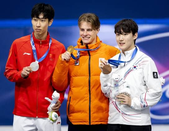 MILAN Long Sun of China, Jens van t Wout, and Jongun Rim of South Korea during the medal ceremony for the 1000 meters in short track Speed skating, Eisschnelllauf at the Milan Ice Skating Area at the Milan Winter Olympics. SEM VAN DER WAL ANP xVIxANPxSportx xxANPxIVx 550495079 originalFilename: 550495079.jpg