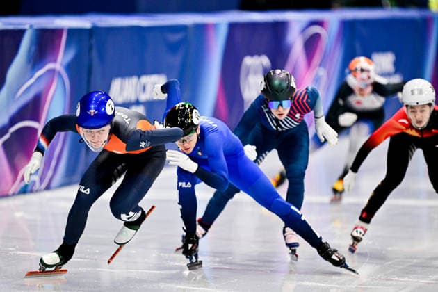 L-R, Xandra VELZEBOER (NED), Arianna FONTANA (ITA), during Womens 500m - Quarterfinals, Short Track Speed skating, Eisschnelllauf at the Olympic Winter games, Winterspiele,Spiele, Summer games Milano Cortina 2026, at Milano Ice Skating Arena, on February 12, 2026 in Milan, Italy. Noxthirdxpartyxsales  aflo_319556284