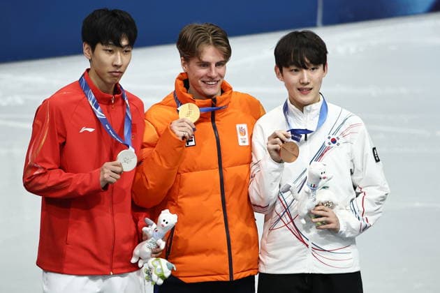 ITALY, MILAN - FEBRUARY 12, 2026: Silver medalist Sun Long of China, Gold medalist Jens van t Wout of the Netherlands and Bronze medalist Rim Jong-un (L-R) of South Korea pose at a victory ceremony for the men s 1000m short track Speed skating, Eisschnelllauf event during the 2026 Winter Olympic Games, Olympische Spiele, Olympia, OS at Milano Ice Skating Arena. Mikhail Tereshchenko TASS  88607706