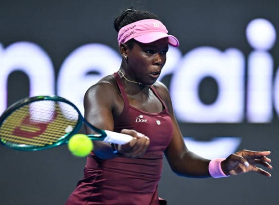 February 12, 2026, Doha, Qatar: Victoria Mboko of Canada plays against Elena Rybakina of Kazakhstan ( not in view) during their quarterfinal match at the WTA, Tennis Damen Qatar TotalEnergies Open 2026 tennis tournament at the Khalifa International Tennis Complex. Victoria Mboko won against Elena Rybakina 7-4.4-6,6-4. Doha Qatar - ZUMAs197 20260212_aaa_s197_160 Copyright: xNoushadxVariyattiyakkalx