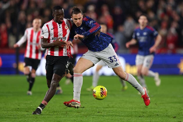 London, England, 12th February 2026. Michael Kayode of Brentford and Riccardo Calafiori of Arsenal challenge for the ball during the Brentford vs Arsenal Premier League match at Gtech Community Stadium, London. Picture credit should read: Paul Terry Sportimage EDITORIAL USE ONLY. No use with unauthorised audio, video, data, fixture lists, club league logos or live services. Online in-match use limited to 120 images, no video emulation. No use in betting, games or single club league player publications. SPI_048_PT_Brentford_Arsenal SPI-4523-0048