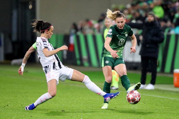 VfL vs. Juventus, CL Frauen Wolfsburg, 12.02.2026, Fußball, Frauen, VfL Wolfsburg vs. Juventus Turin, Champions League, Play-Offs, Saison 2025 2026, Barbara Bonansea (Juventus), Sarai Linder (VfL Wolfsburg) AOK Stadion Niedersachsen Deutschland