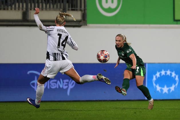 VfL vs. Juventus, CL Frauen Wolfsburg, 12.02.2026, Fußball, Frauen, VfL Wolfsburg vs. Juventus Turin, Champions League, Play-Offs, Saison 2025 2026, Amalie Vangsgaard (Juventus), Thea Bjelde (VfL Wolfsburg) AOK Stadion Niedersachsen Deutschland